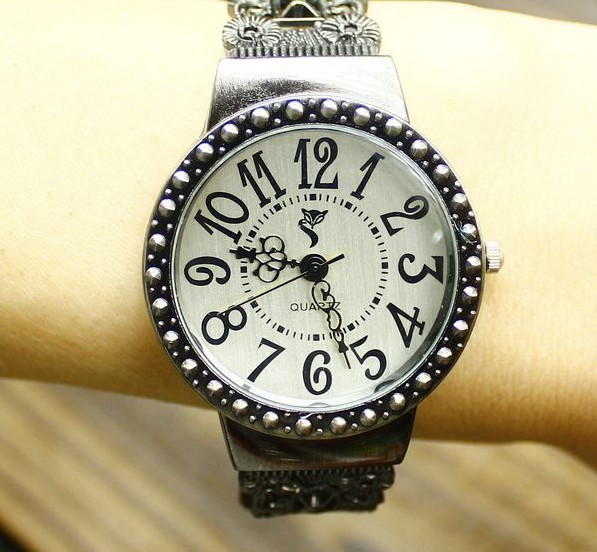 Vintage Luxury Studded Embellished Big Round Face Women Watch_Watch