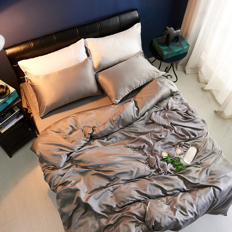 

Lovely Leisure Basic Silver Bedding Set