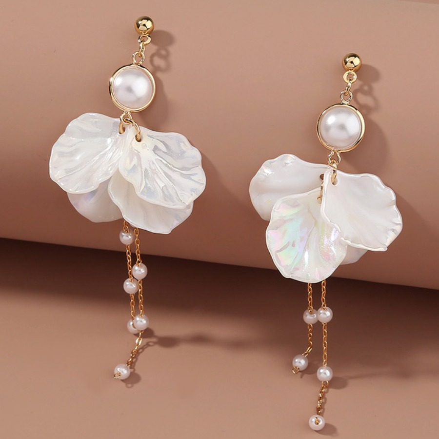 

Lovely Sweet Chain Pearl Decoration White Earring