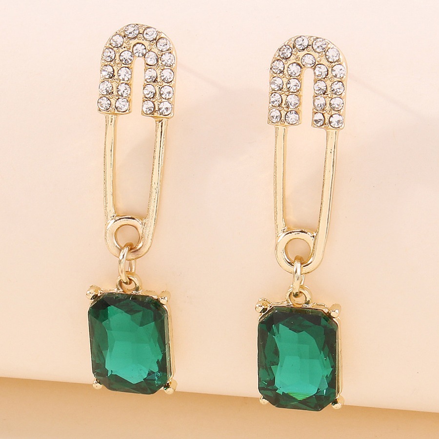 

Lovely Casual Pin Design Gold Earring