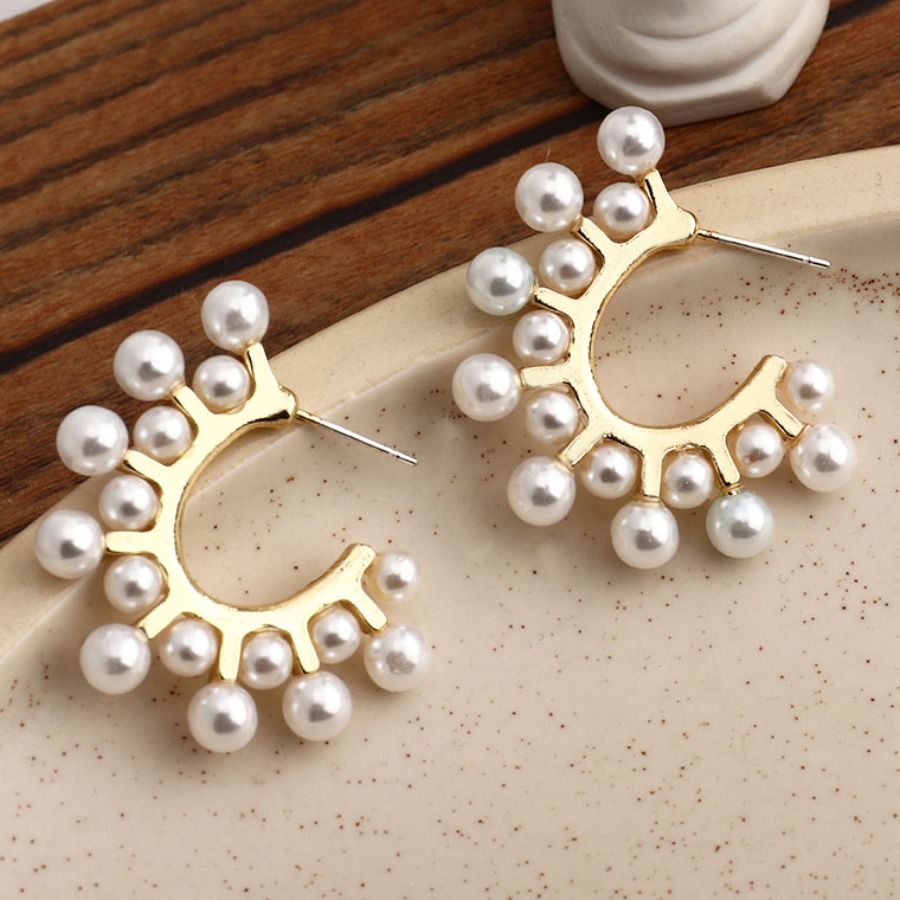 

Lovely Street Pearl Decoration White Earring
