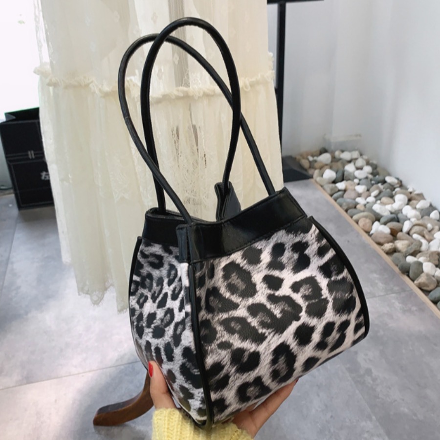 

Lovely Casual Leopard Print Rectangular Messenger Bag