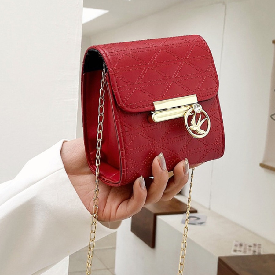 

LW Chain Strap Lock Crossbody Bag, Red
