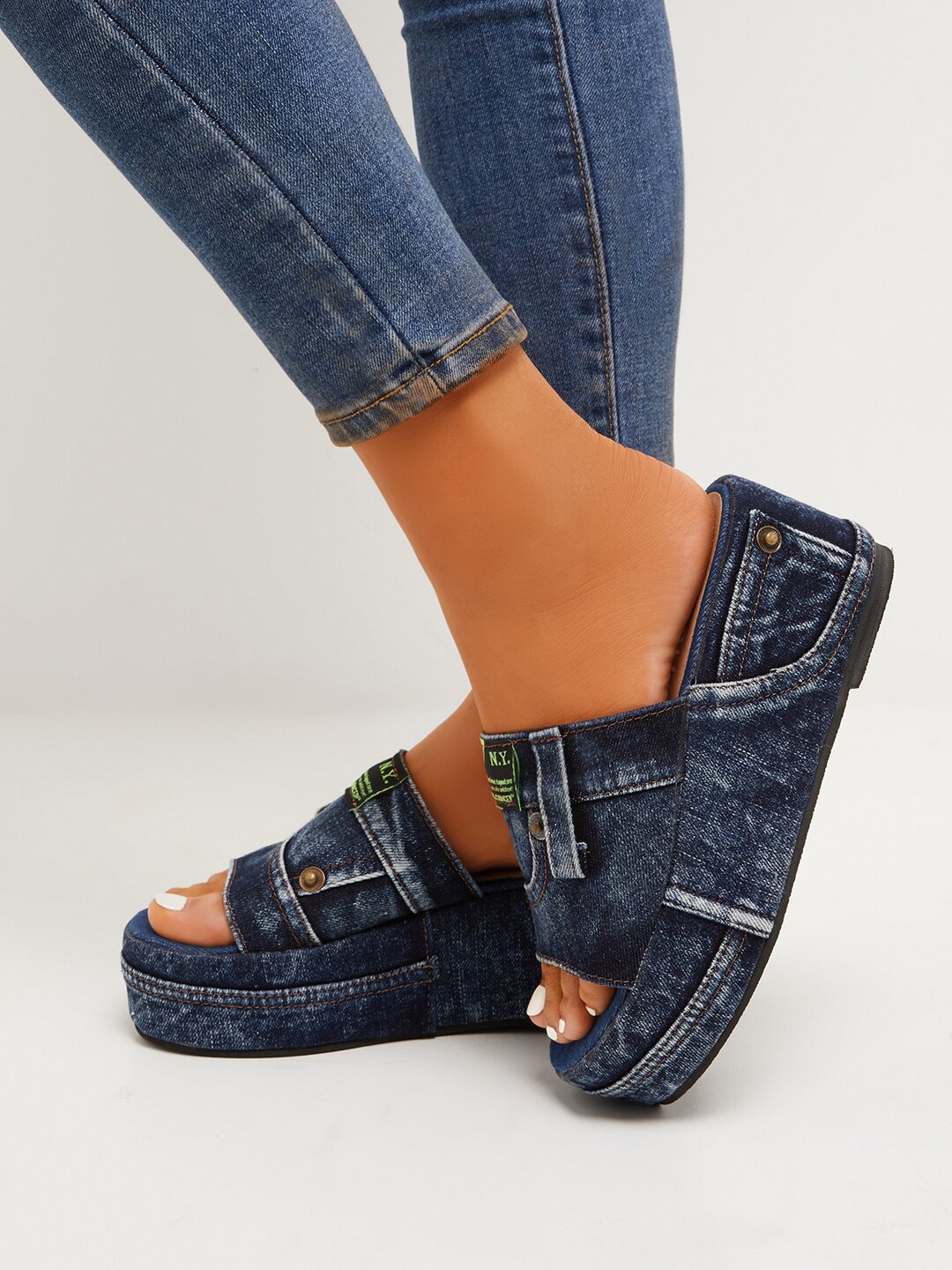 

LW Letter Patched Decor Platform Shoes, Blue