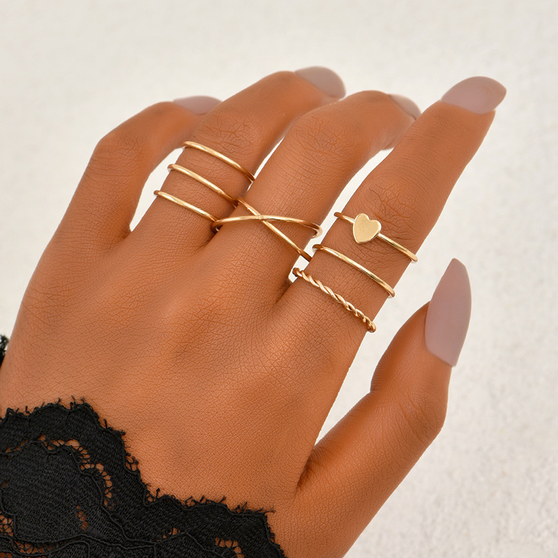 

LW Twist Chain Criss Cross Heart Design Ring, Gold