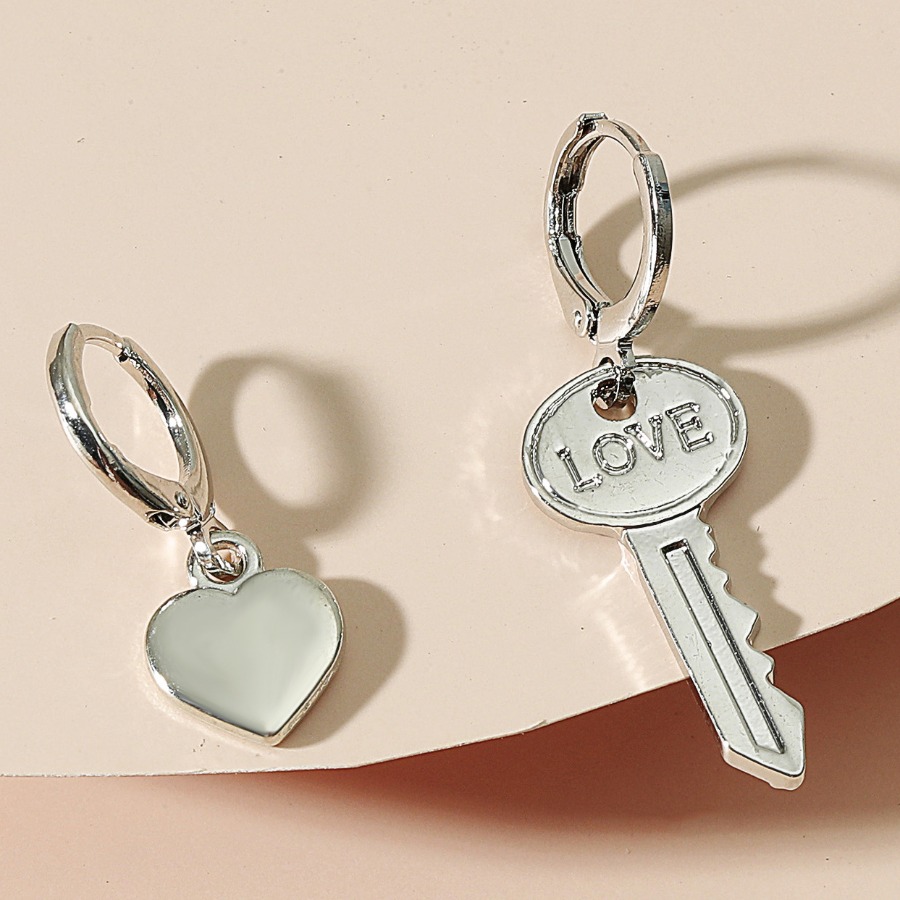 

LW Heart Letter Key-shaped Earring, White