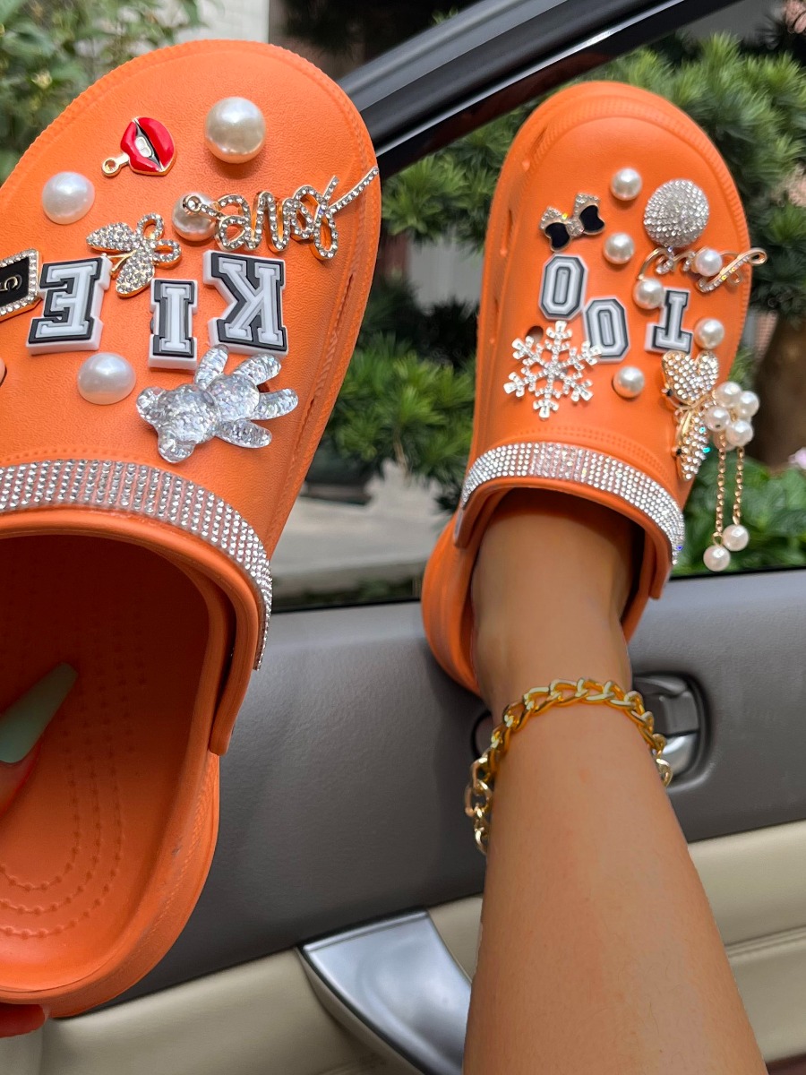 

LW Pearl Letter Decor Slides, Croci