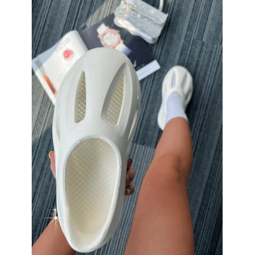 

LW Round Toe Cut Out Flats, White