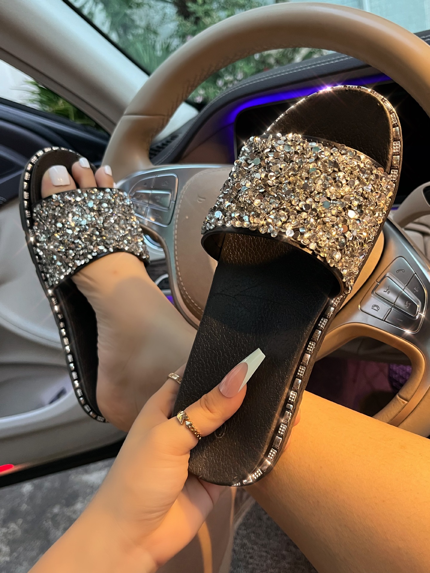LW Round Toe Sequined Slippers