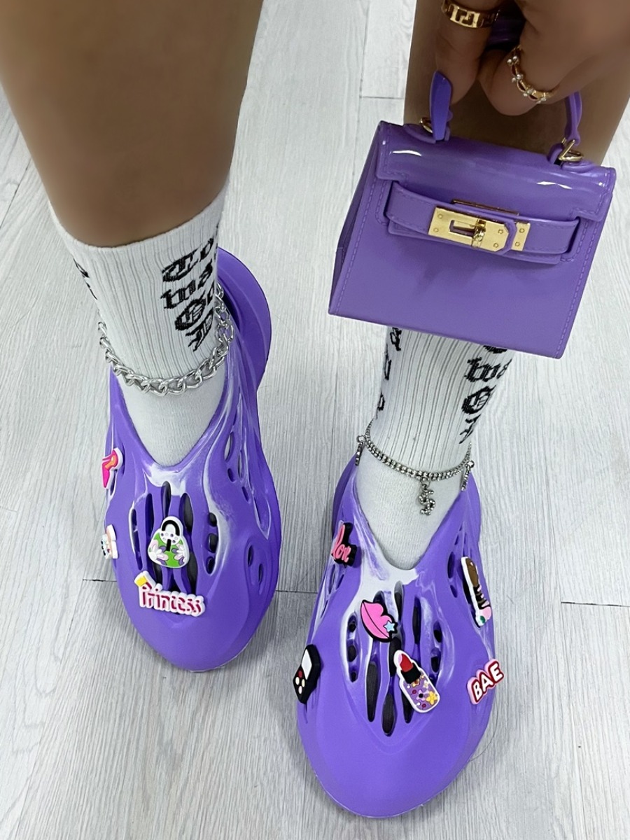 LovelyWholesale Cartoon Decor Cut Out Slides Summer Casual Cut Out Spring Summer 2024