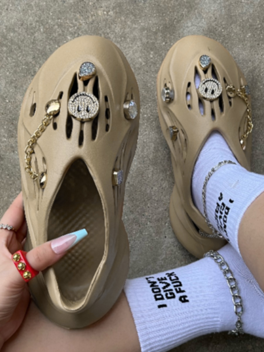 LovelyWholesale Cut Out Chain Decor Flats Summer Casual Cut Out Spring Summer 2024